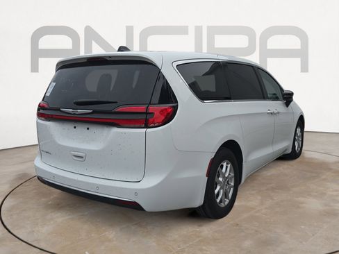 Certified 2024 Chrysler Pacifica Touring-L image 10
