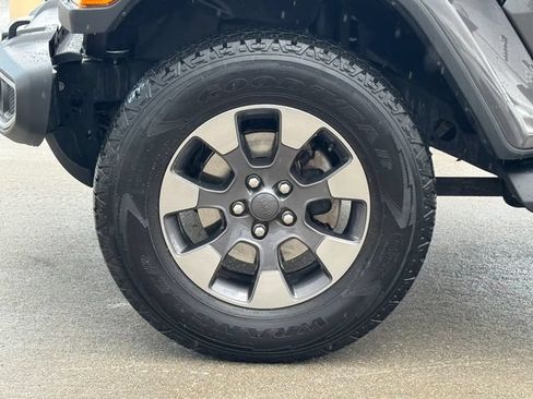 Used 2018 Jeep Wrangler Unlimited Sahara AWD/4WD image 5