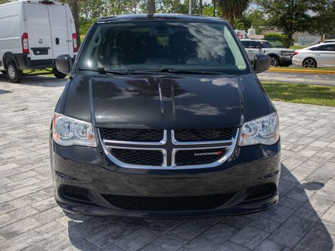 Used 2019 Dodge Grand Caravan SE w/ UConnect Hands-Free Group FWD image 2