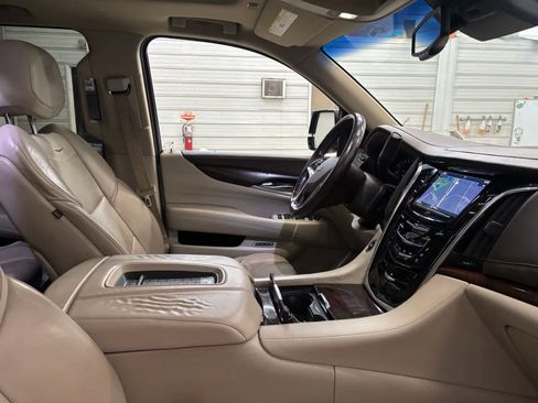 Used 2016 Cadillac Escalade Luxury AWD/4WD image 28