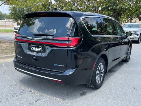 Used 2023 Chrysler Pacifica Touring-L FWD image 8