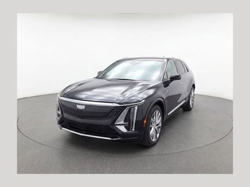 Used 2025 Cadillac Optiq Luxury 2 w/ LPO, Floor Liner Package AWD/4WD image 1