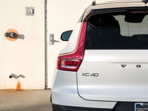 Used 2021 Volvo XC40 T4 R-Design image 53