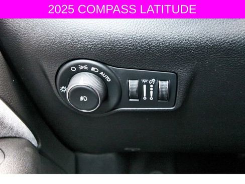 Used 2025 Jeep Compass Latitude image 21