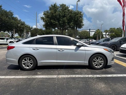 Used 2017 Hyundai Sonata SE w/ Cargo Package FWD image 2