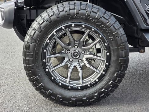 Used 2019 Jeep Wrangler Unlimited Sahara w/ Uconnect 4C Nav & Sound Group image 9