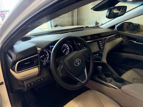 Used 2018 Toyota Camry SE w/ Moonroof Package FWD image 34