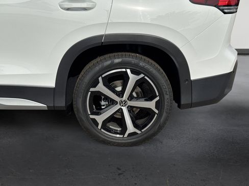 New 2026 Volkswagen Tiguan SE image 9