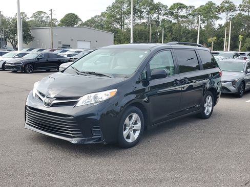 Used 2019 Toyota Sienna LE image 3