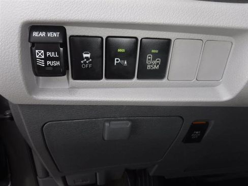 Used 2017 Toyota Sienna XLE AWD/4WD image 38