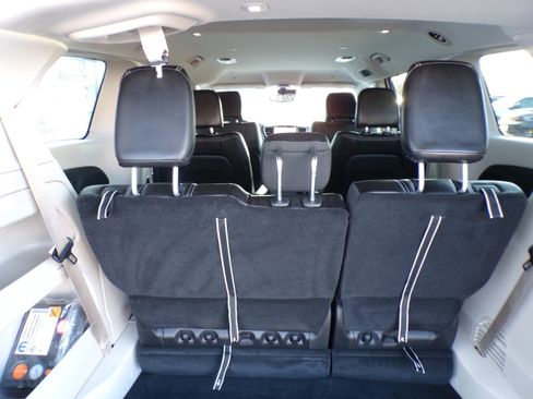 Used 2023 Chrysler Pacifica Touring-L image 9