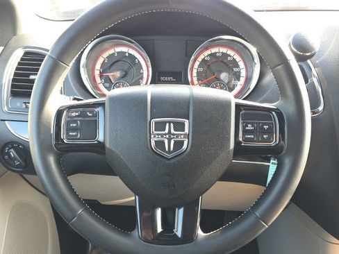 Used 2019 Dodge Grand Caravan SXT image 11