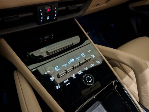 Used 2025 Porsche Cayenne image 39