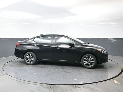 Used 2021 Nissan Versa SV image 3