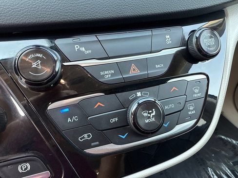 Used 2017 Chrysler Pacifica Touring-L Plus FWD image 34