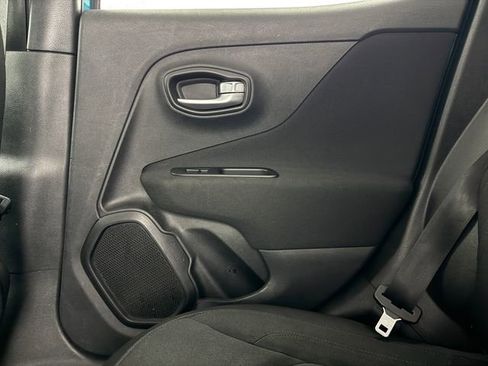Used 2020 Jeep Renegade Latitude FWD image 34