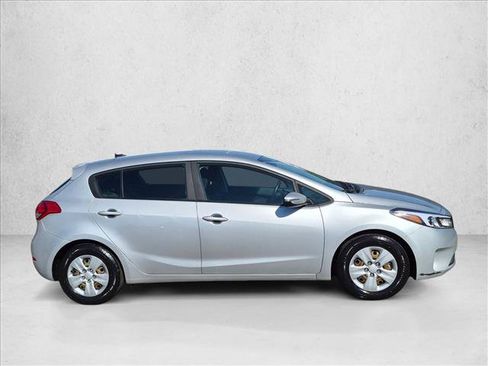 Used 2017 Kia Forte LX FWD image 4