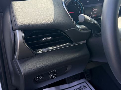 Used 2023 Chevrolet Traverse LT FWD image 15