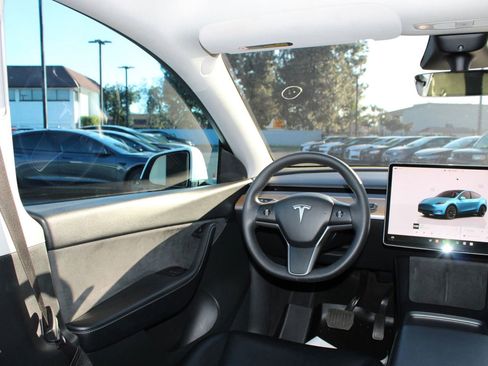 Used 2022 Tesla Model Y Long Range image 25