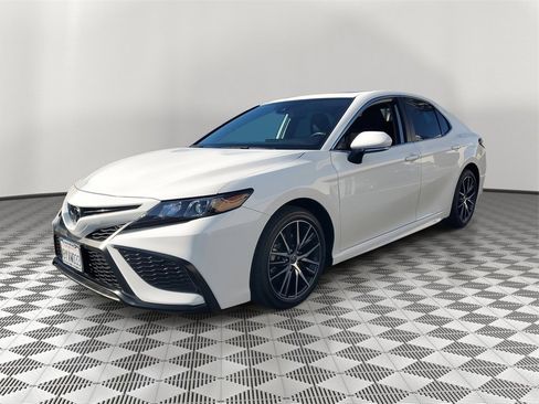 Used 2022 Toyota Camry SE image 3
