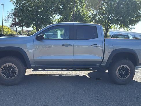 Used 2025 Chevrolet Colorado ZR2 w/ Technology Package AWD/4WD image 8