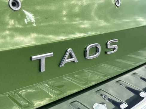 Used 2025 Volkswagen Taos SE FWD image 11