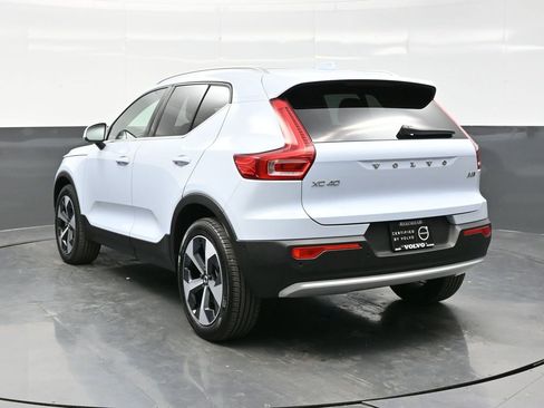 Used 2025 Volvo XC40 B5 Plus image 5