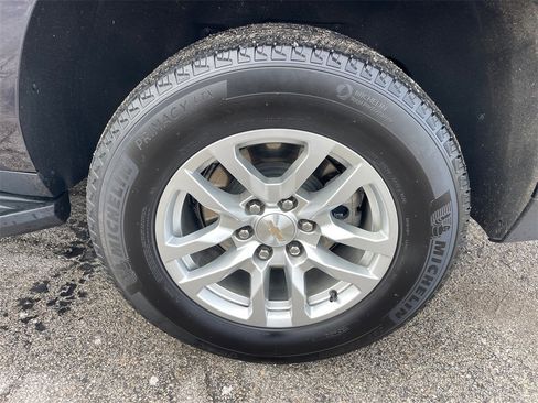 Used 2024 Chevrolet Suburban LT image 23