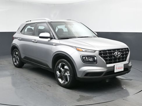 Used 2023 Hyundai Venue SEL image 2