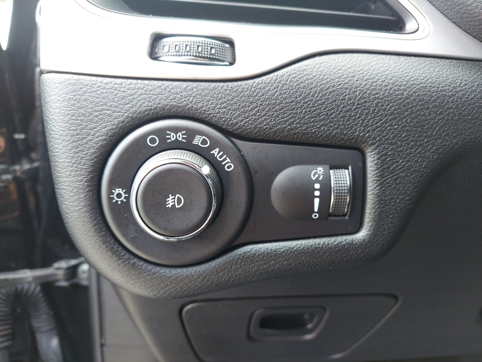 Used 2022 Jeep Cherokee Latitude AWD/4WD image 28