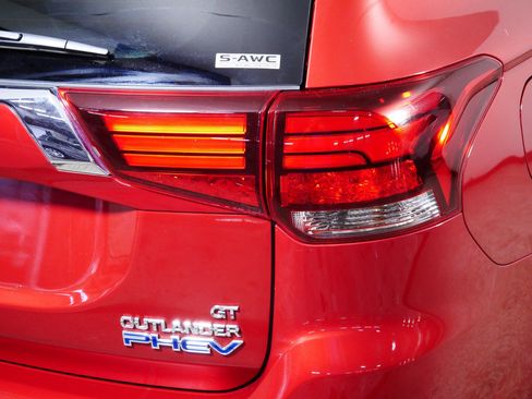 Used 2018 Mitsubishi Outlander GT AWD/4WD image 17