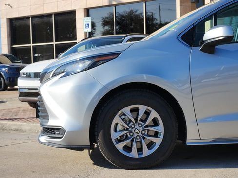 Used 2022 Toyota Sienna LE image 10