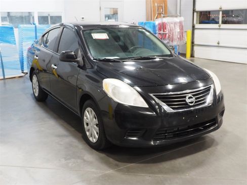 Used 2014 Nissan Versa SV image 3