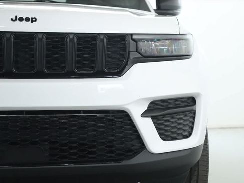 Used 2023 Jeep Grand Cherokee Altitude AWD/4WD image 7