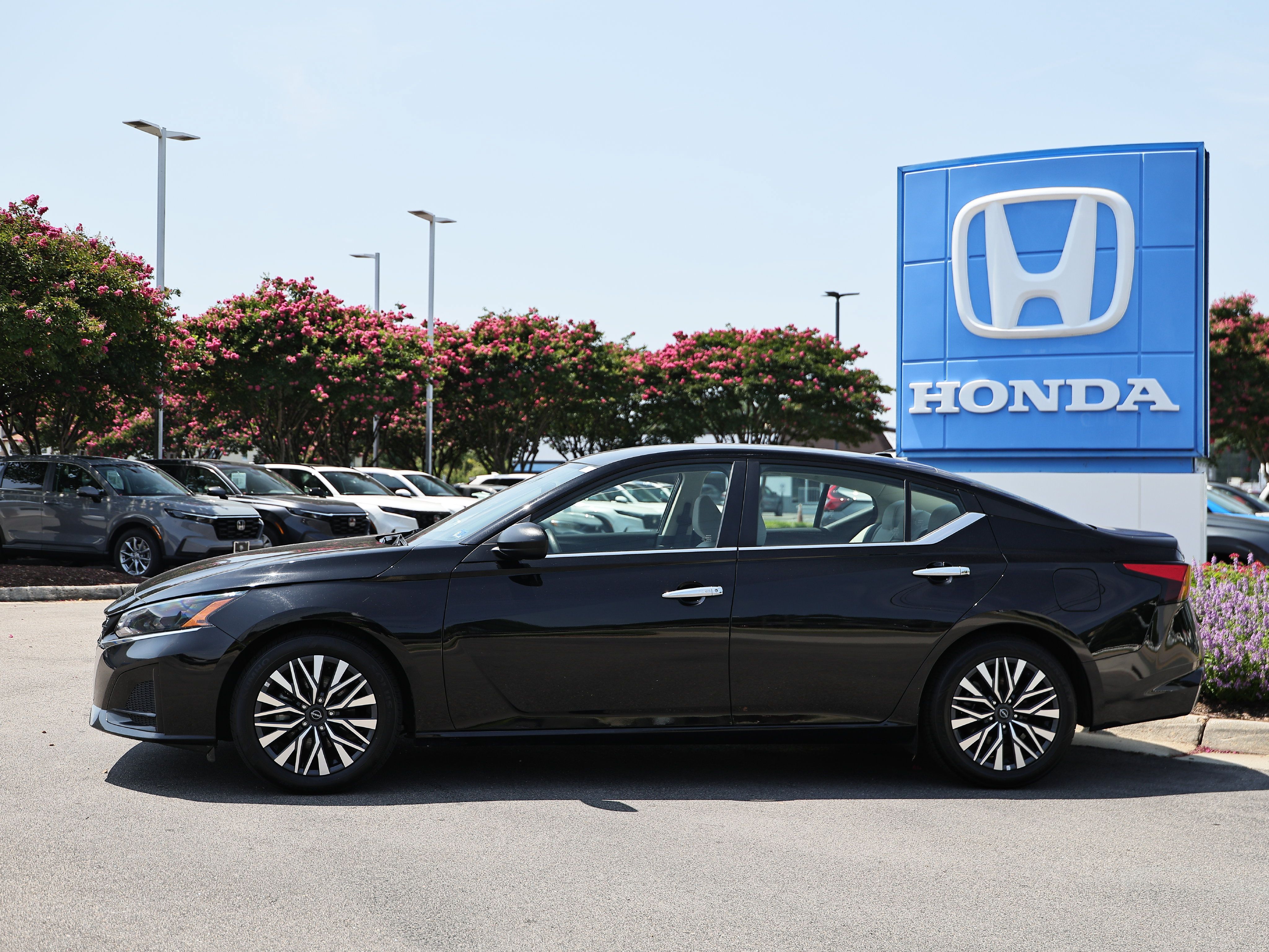 Used 2025 Nissan Altima 2.5 SV FWD image 4
