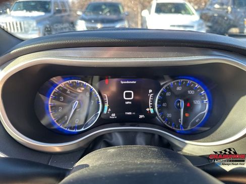 Used 2025 Chrysler Pacifica Select image 21