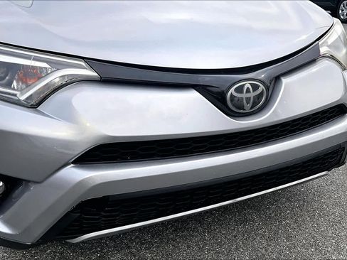 Used 2018 Toyota RAV4 SE image 29