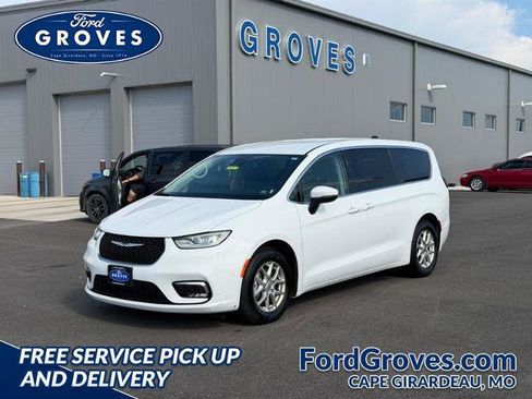 Used 2023 Chrysler Pacifica Touring-L FWD image 1