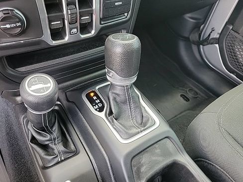 Used 2018 Jeep Wrangler Unlimited Sahara AWD/4WD image 21