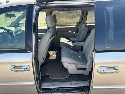 Used 2005 Chrysler Town & Country Touring w/ Leather Interior Group FWD image 23