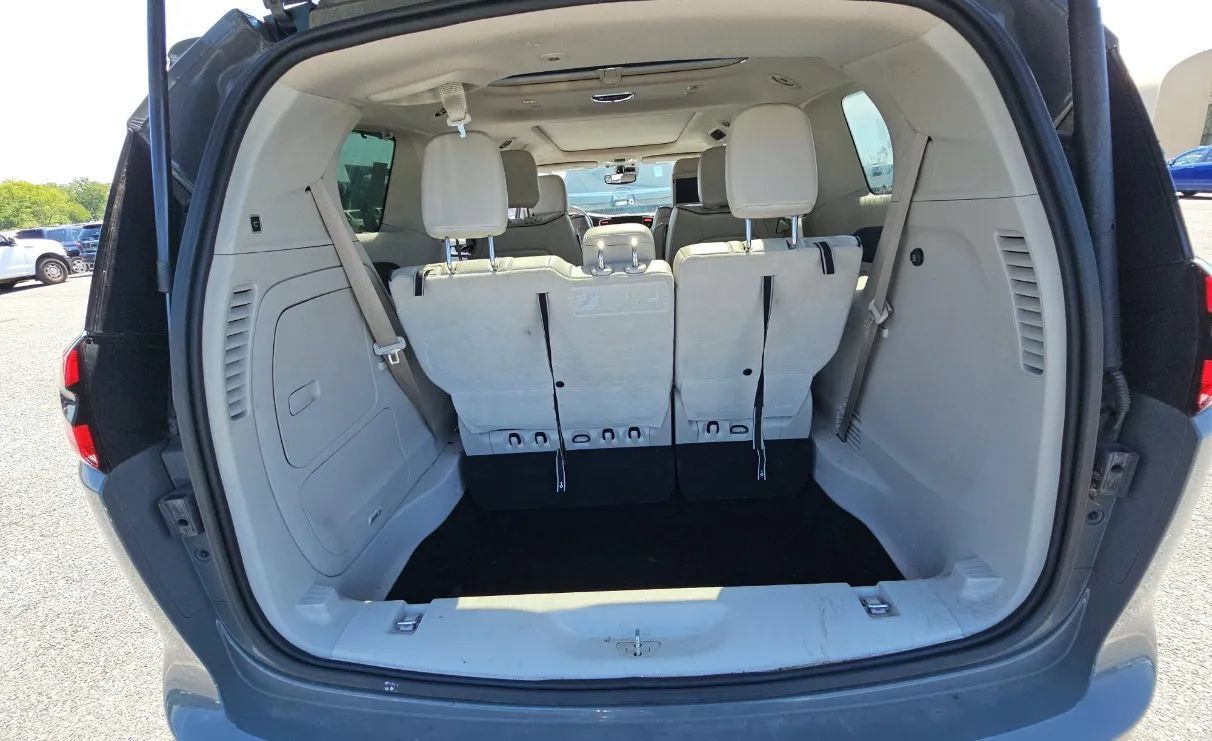 Used 2021 Chrysler Pacifica Limited w/ Uconnect Theater Family Group FWD image 9