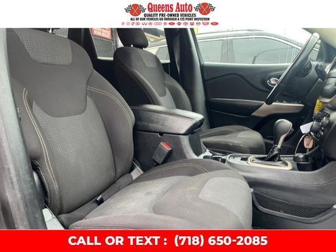 Used 2017 Jeep Cherokee Latitude w/ Comfort & Sound Group image 9