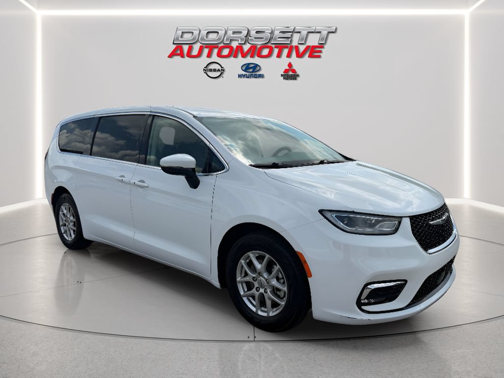 Used 2023 Chrysler Pacifica Touring-L FWD image 4