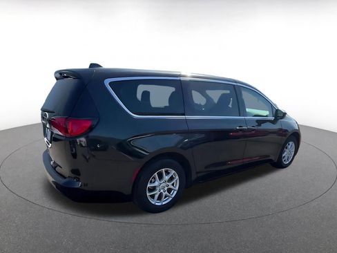 Used 2023 Chrysler Voyager LX image 13