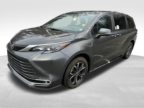 Used 2025 Toyota Sienna Platinum image 1
