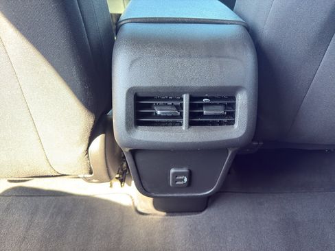 Used 2023 Chevrolet Equinox LT image 16