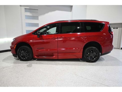 Used 2025 Chrysler Pacifica Select w/ Fav Edition Package FWD image 9