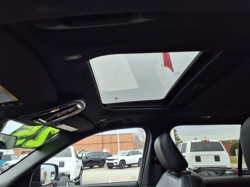 New 2025 Jeep Grand Cherokee 4WD image 18