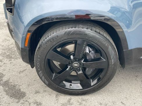 Used 2025 Land Rover Defender 110 X-Dynamic SE image 32