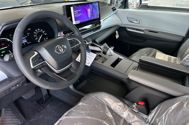 Used 2026 Toyota Sienna XLE AWD/4WD image 7